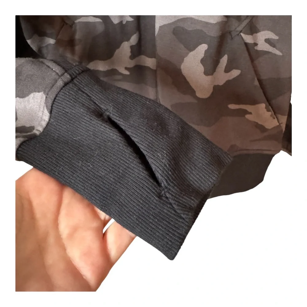 Athleta Triumph Zip Up Hoodie in Black Camo. EUC. Women’s Size Small - Picture 7 of 14